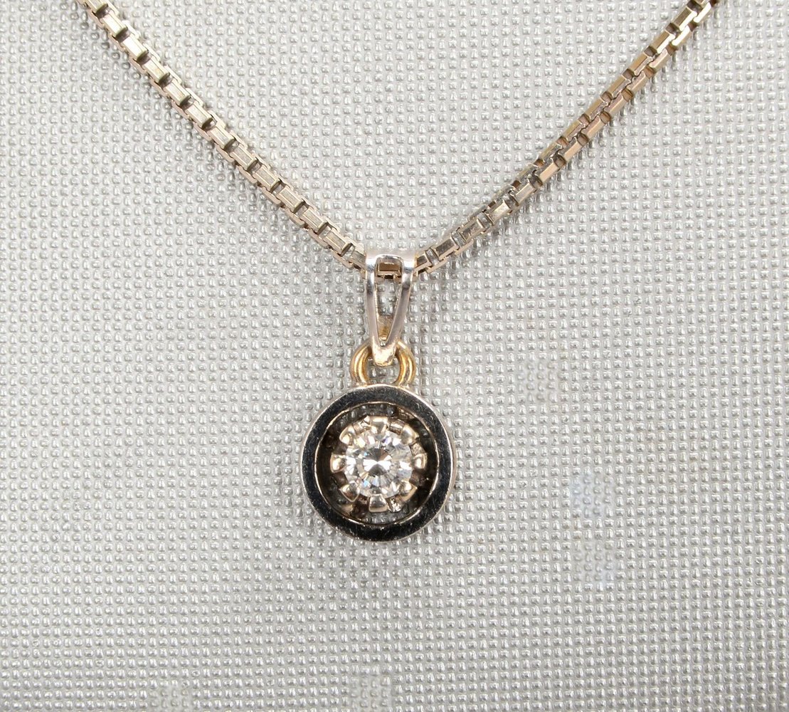 Halskette mit Anhänger, 585 WG (gest.), mit Brill./ca. 0,21 ct; Ø 8 mm, Gew. 6,60 g