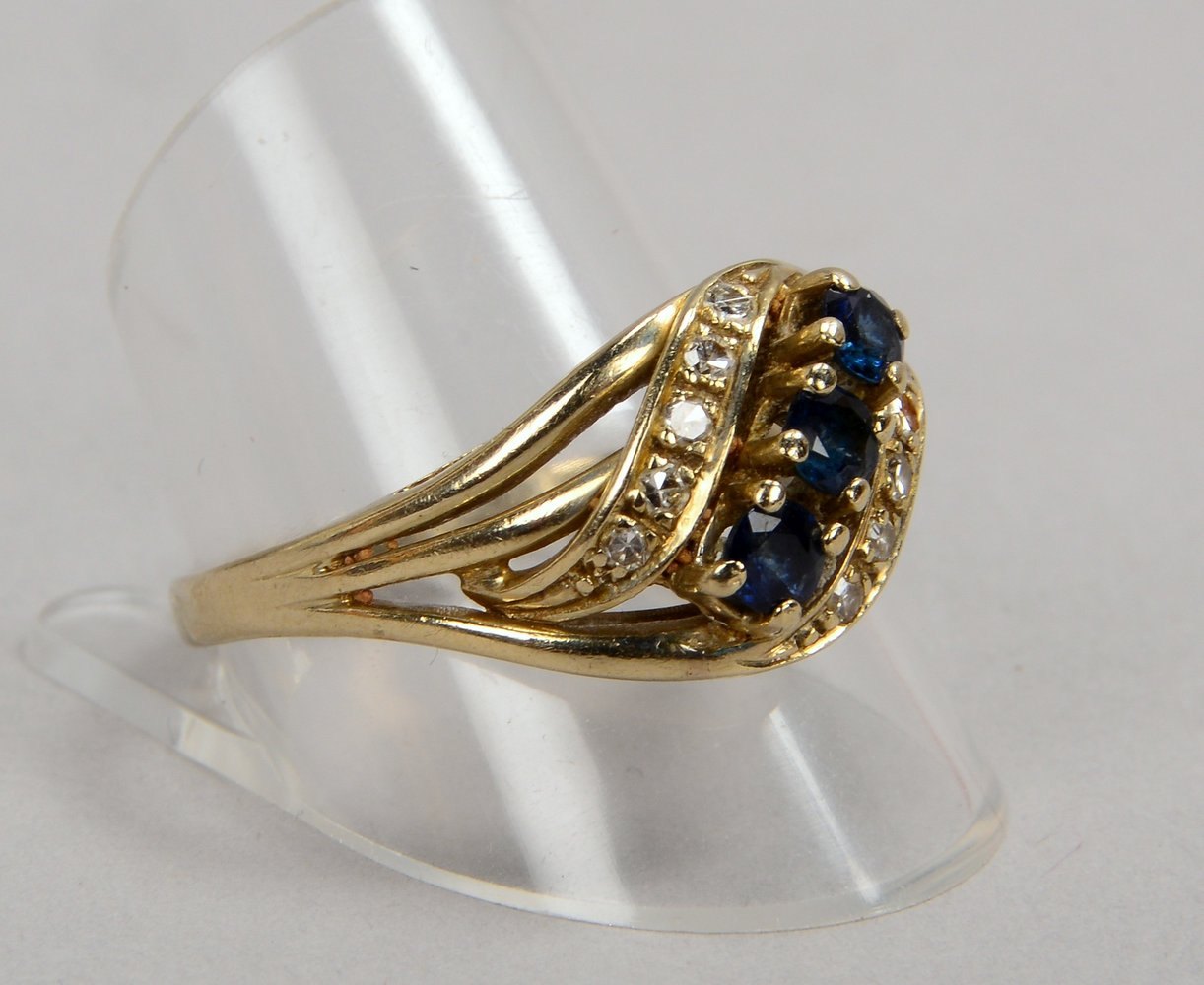 Ring, 585 WG (gest.), mit 3x Saphiren und 10x kl. Diamanten; RG 66, Gew. 4,20 g