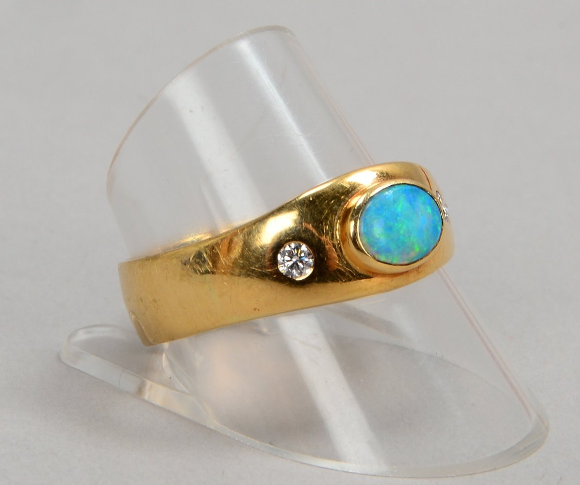 Juwelier Weiss, Ring, 585 GG (gest.), mit Opalcabochon und 2x kl. Brill.; Gew. 5,40 g