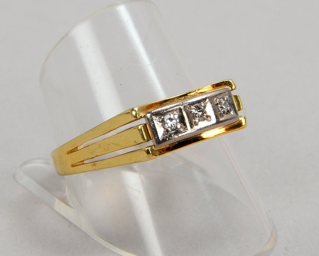 Ring, 585 GG/WG, besetzt mit 3x kleinen Diamanten; RG 61, Gewicht 3,50 g