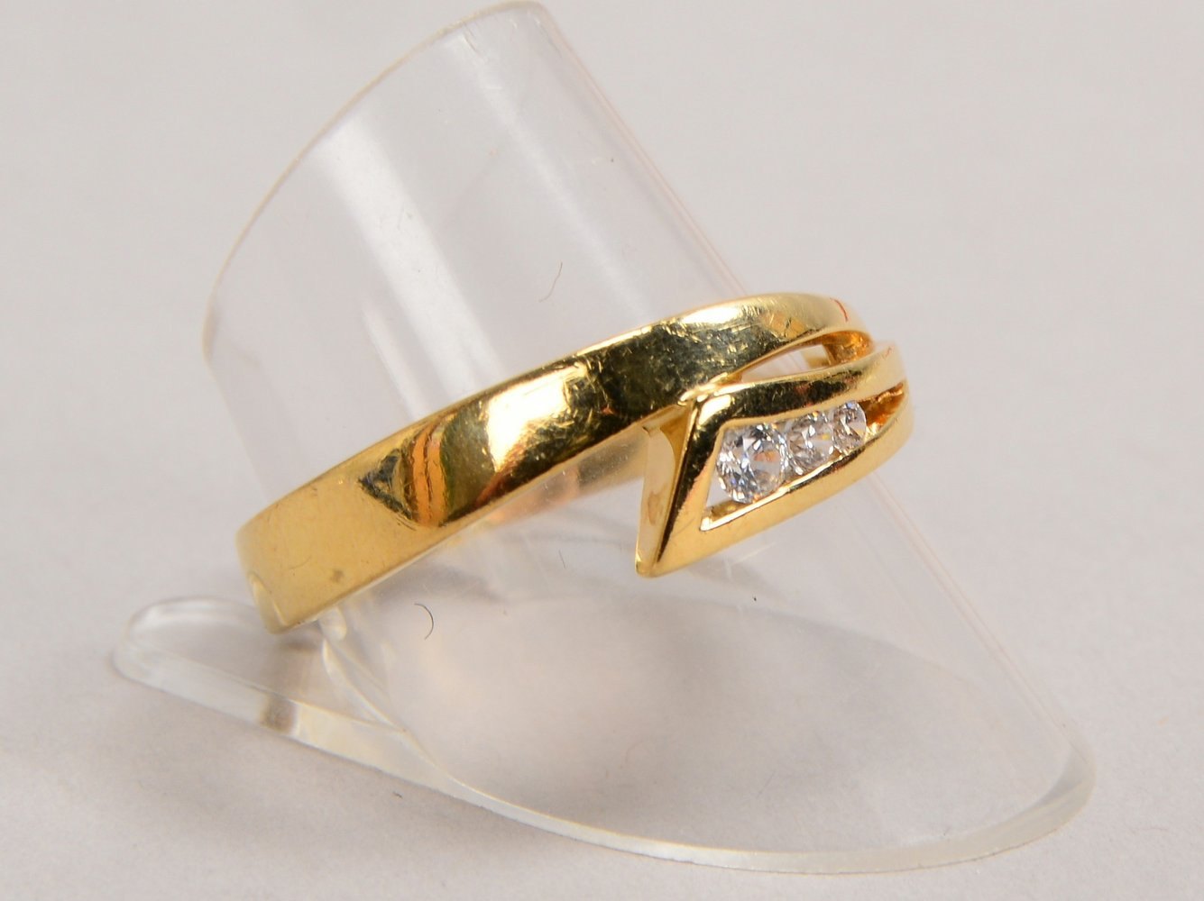 Ring, 375 GG, besetzt mit 3x kl. Brillanten, Steine verlaufend; RG 62, Gew. 4,40 g