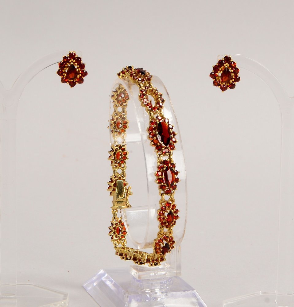 2 Schmuckpos., jeweils mit Granatbesatz: Armband, 333 GG, und Ohrstecker, 375 GG