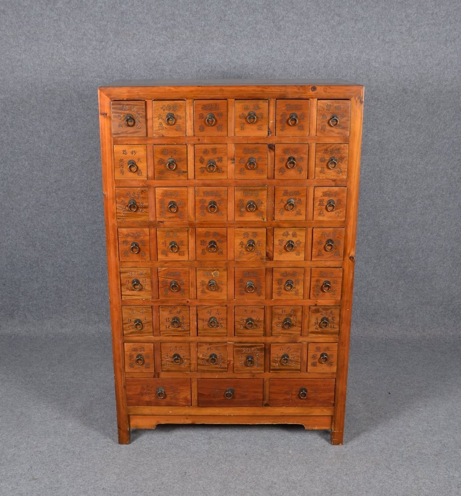 Apothekerschrank (China), oben 42-schüb., unten 3-schüb., Fronten mit chin. Schriftz.