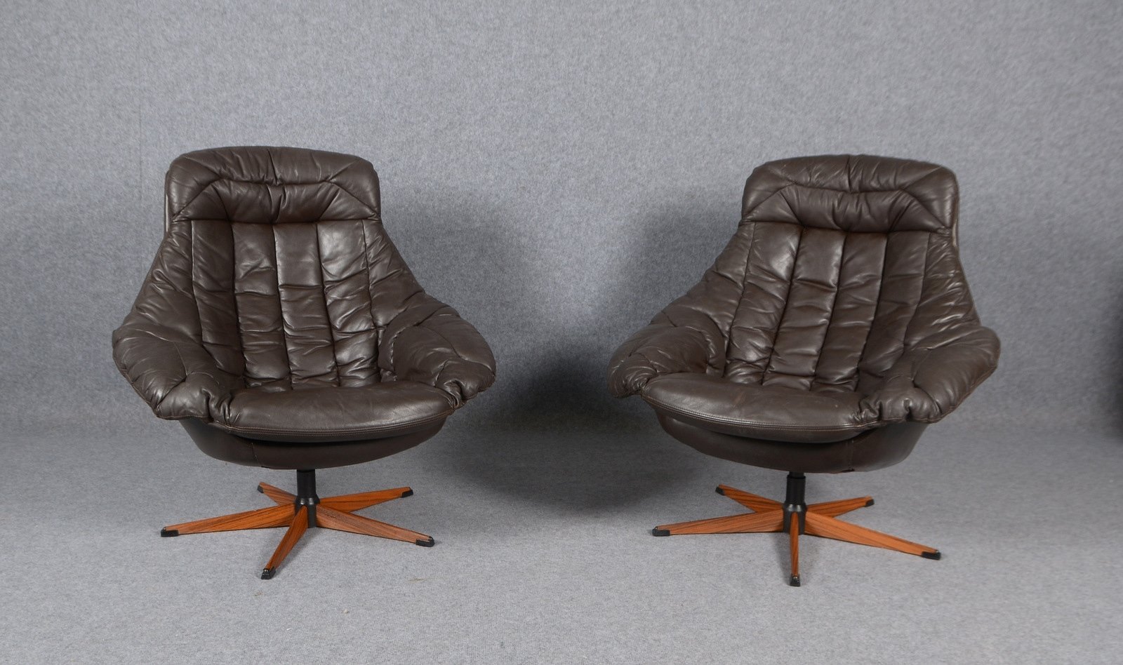 Brahim/DK, Paar Designersessel, 'Silhouette', Echtleder, 5-strahl. Teakholz-Kreuzfuß