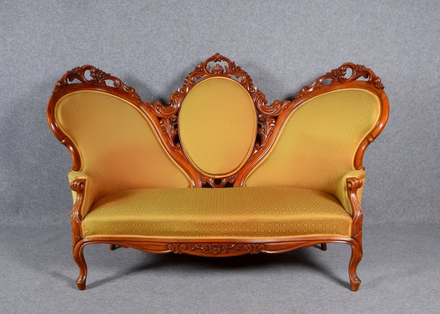 2-Sitzer (Louis Philippe), Nussbaum, Gestell mit Schnitzereien, senff. Stoffbezug