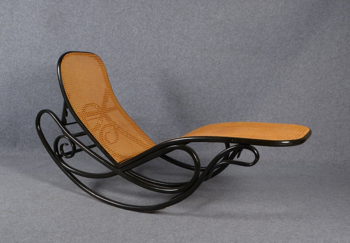 Thonet, Schaukelliege, Bugholz, mit Rattangeflecht, höhenverst.; Länge 174 cm