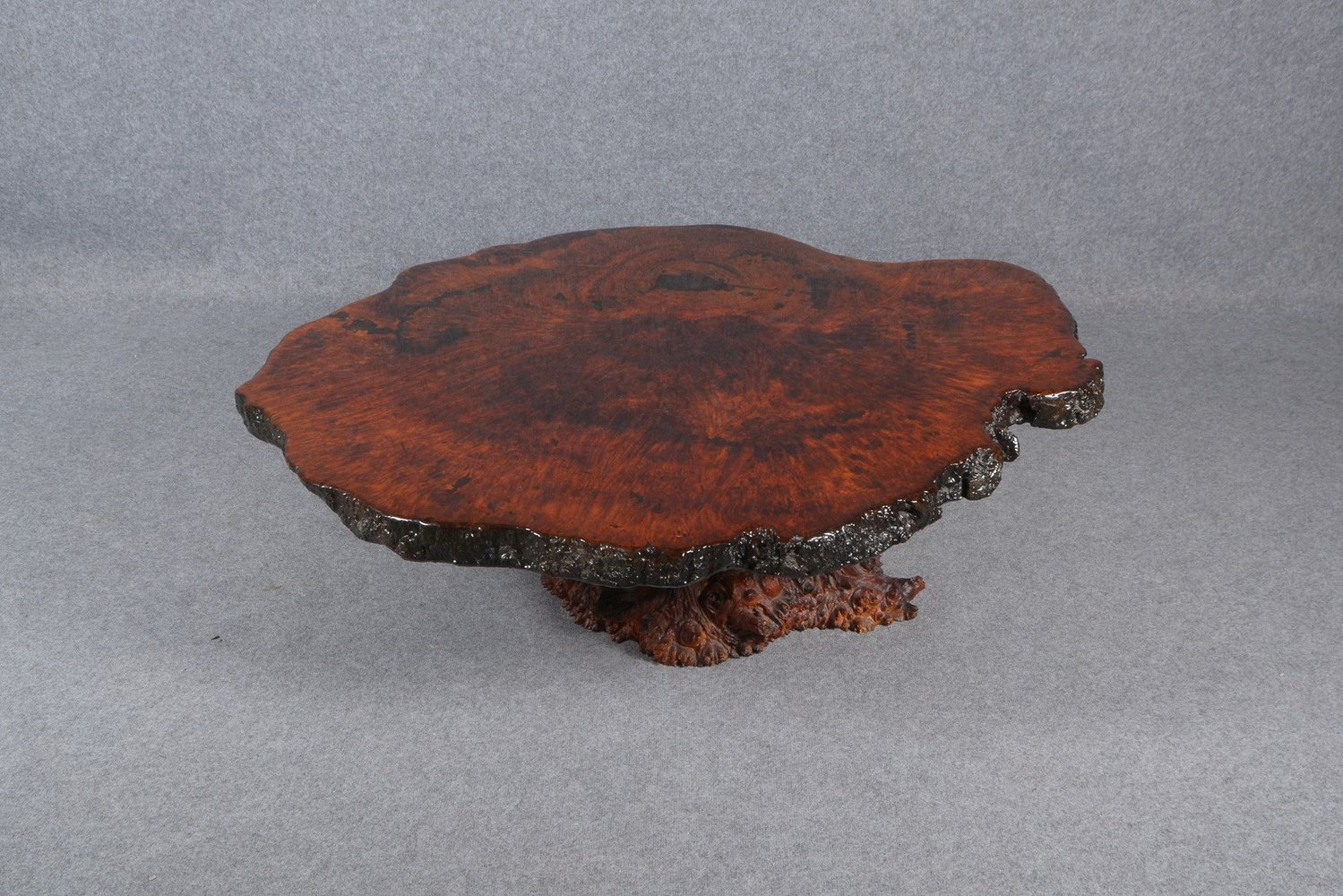 Couchtisch (Unikat), massive Naturholz-Scheibe (austral. Jarrah-Hoz), auf schwerer Wurzel