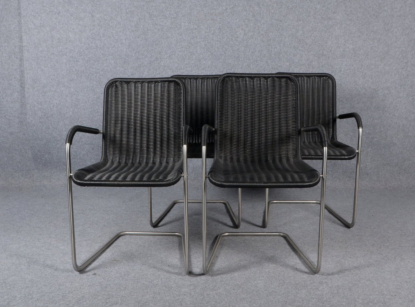 Tecta, 4 Freischwinger, Aluminium-/Stahlrohr und schwarzes Kunstfaser-Geflecht