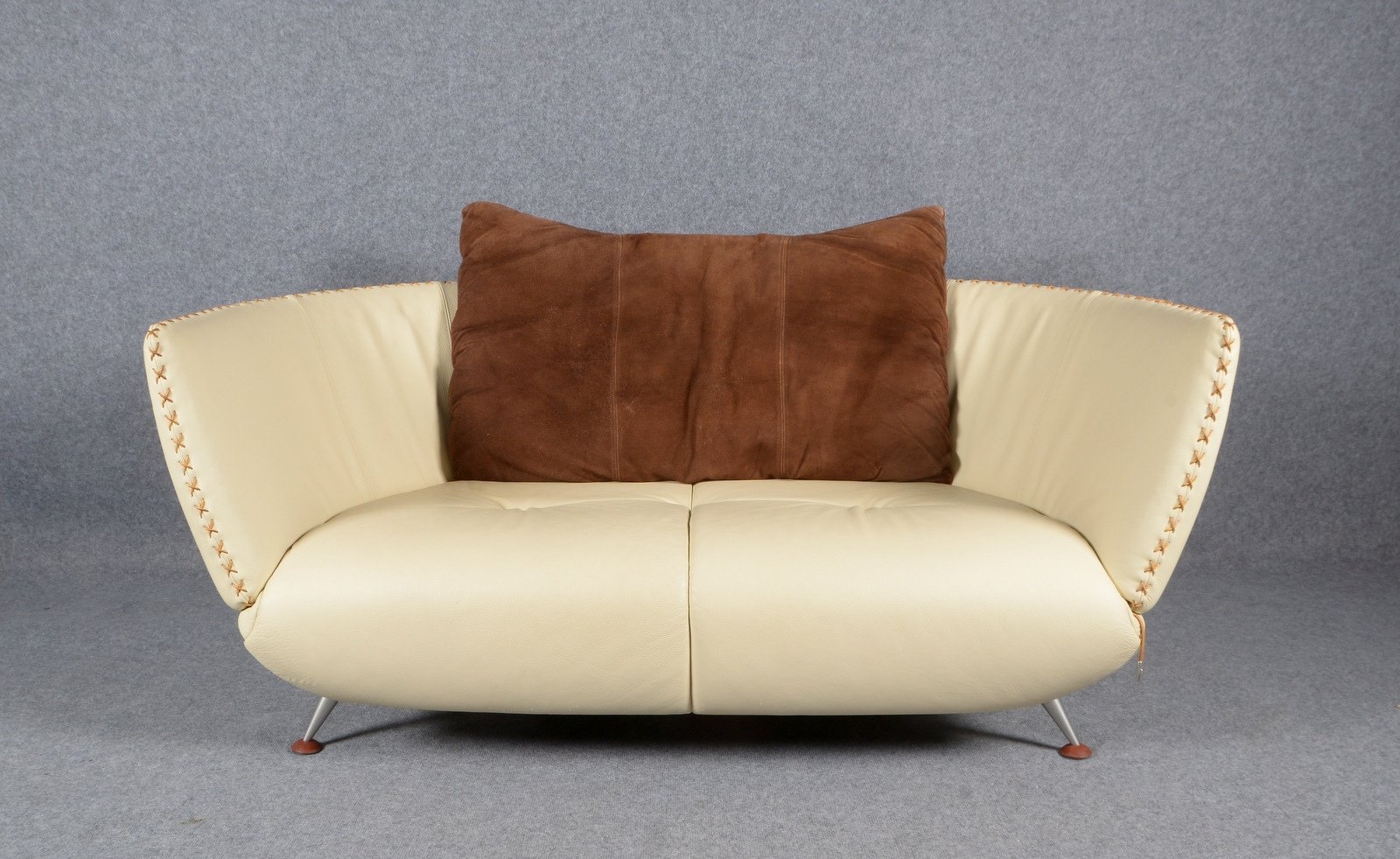 De Sede, Sofa/Zweisitzer, halbrund, Lederbezug in Beige/braune Kissen, 4x Chromfüße