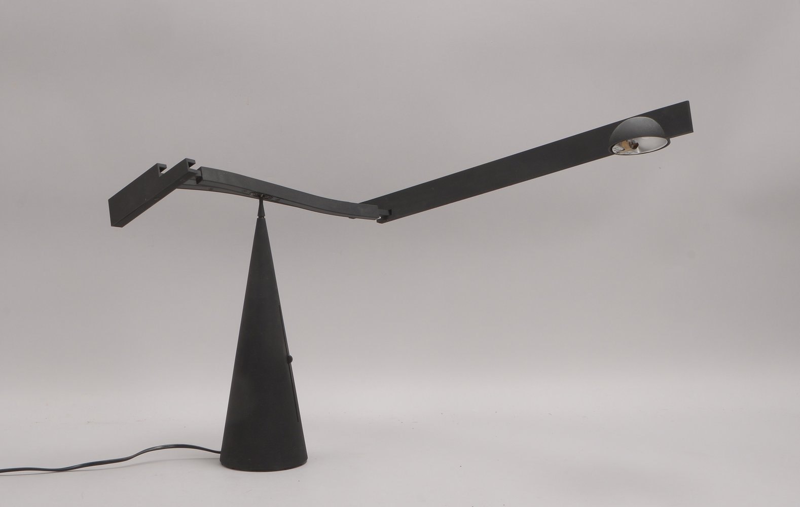 Italiana Luce, Schreibtischleuchte, konusf. Stand/Leuchterarm variabel, 3-stuf. schaltbar