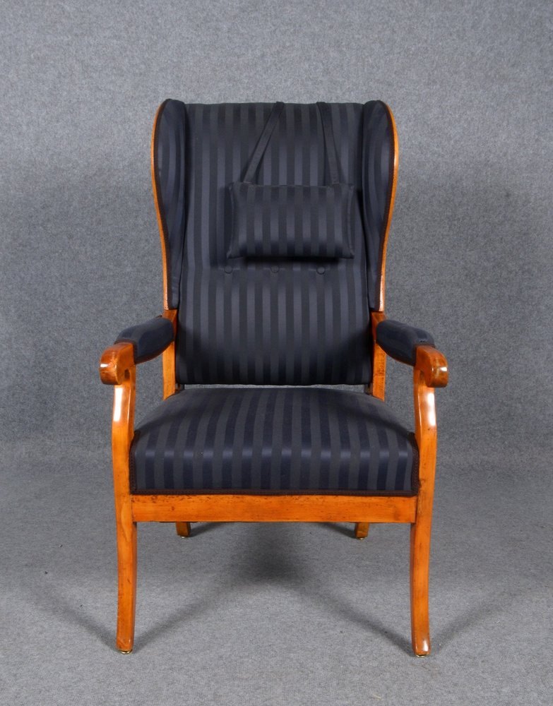 Ohrenbackensessel (Biedermeier), Kirschholz(?), verstellbare Rückenlehne, blau gestr. Stoff