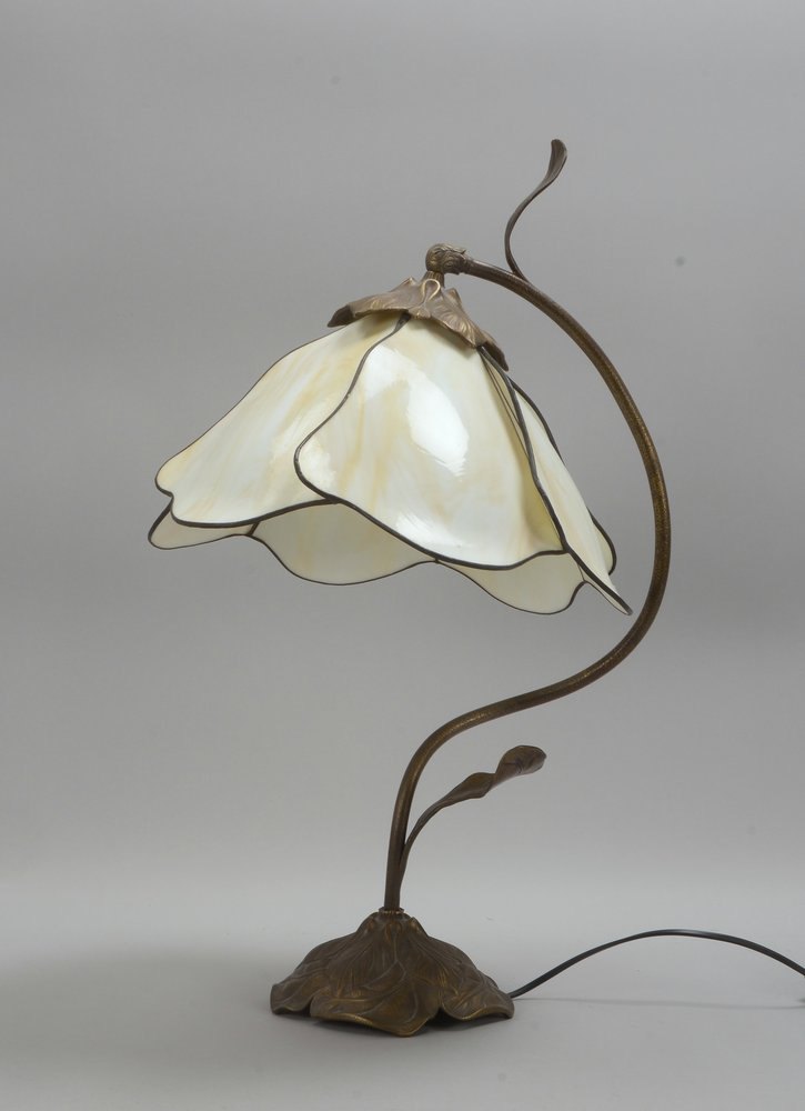 Figürliche Tischlampe, Bronzefuß in floraler Gestaltung ('Seerose'), mit Glasschirm