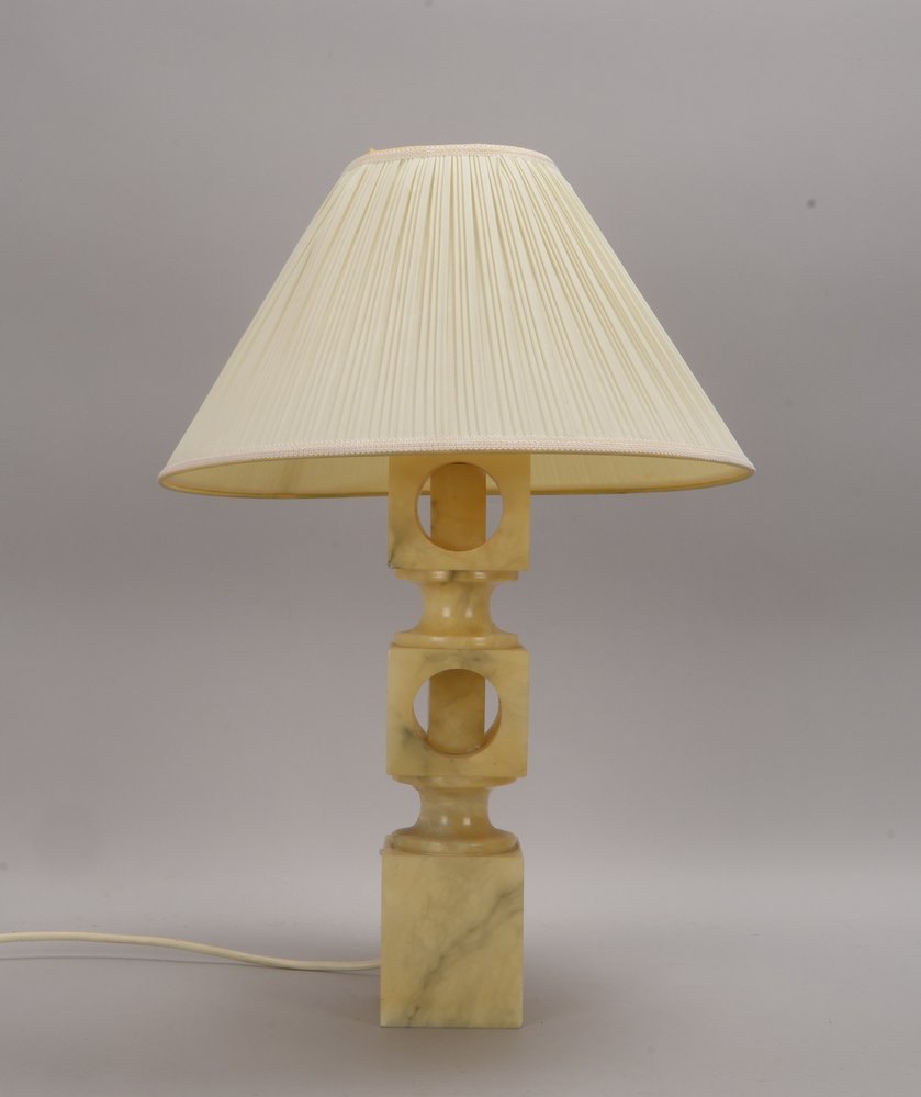 Tischlampe, 1-flammig, Alabaster, mit Schirm und Schnurschalter; Höhe 62 cm