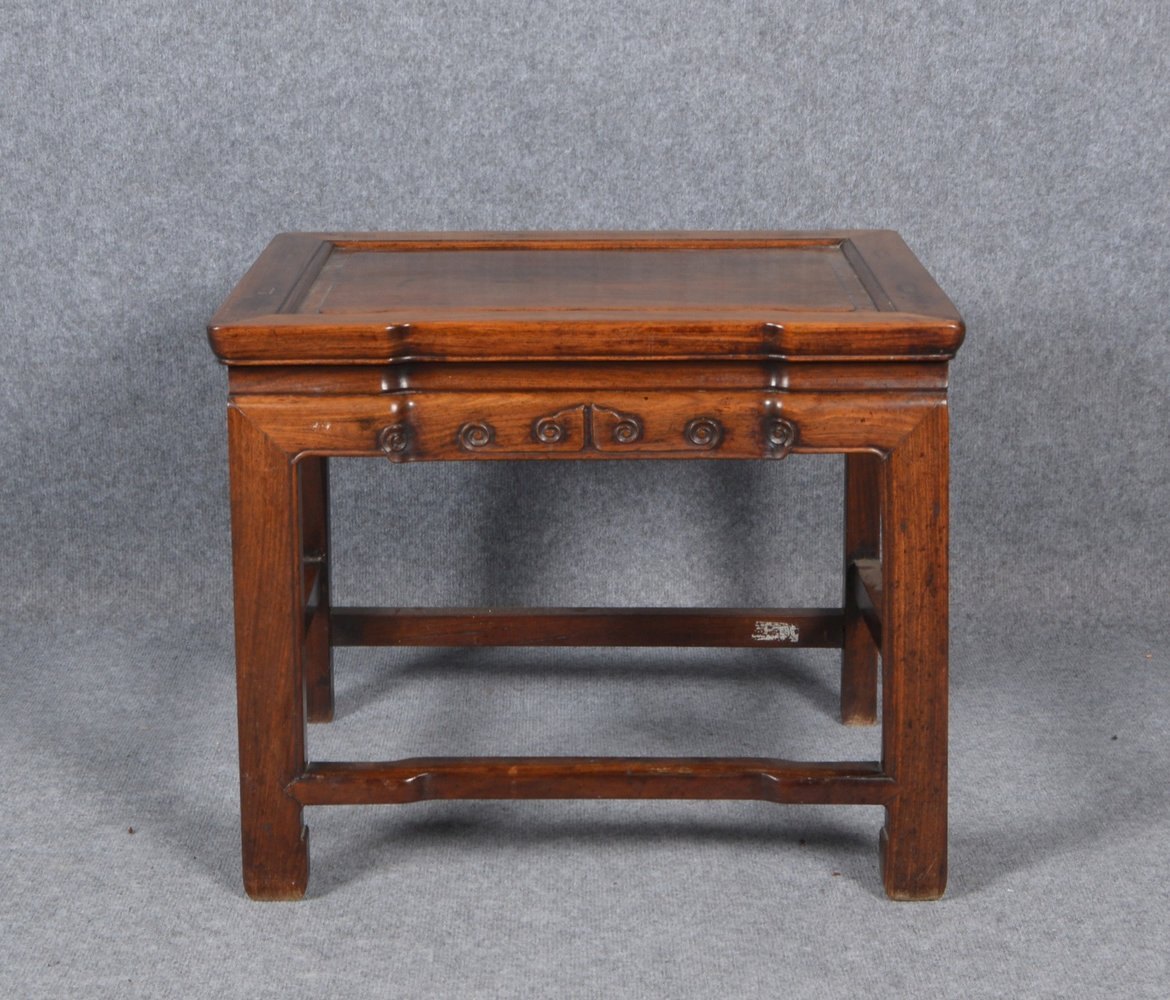 Kl. Beistelltisch, antik, schweres Edelholz; Höhe 50 cm, Maße 60,5 x 48 cm