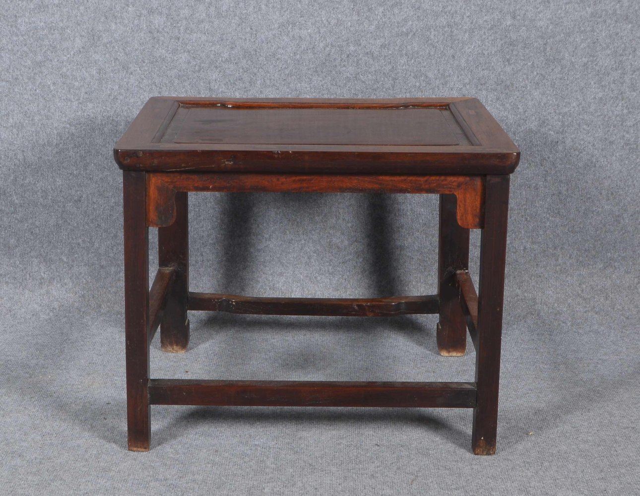 Kl. Beistelltisch, antik, schweres Edelholz; Höhe 50 cm, Maße 60,5 x 48 cm