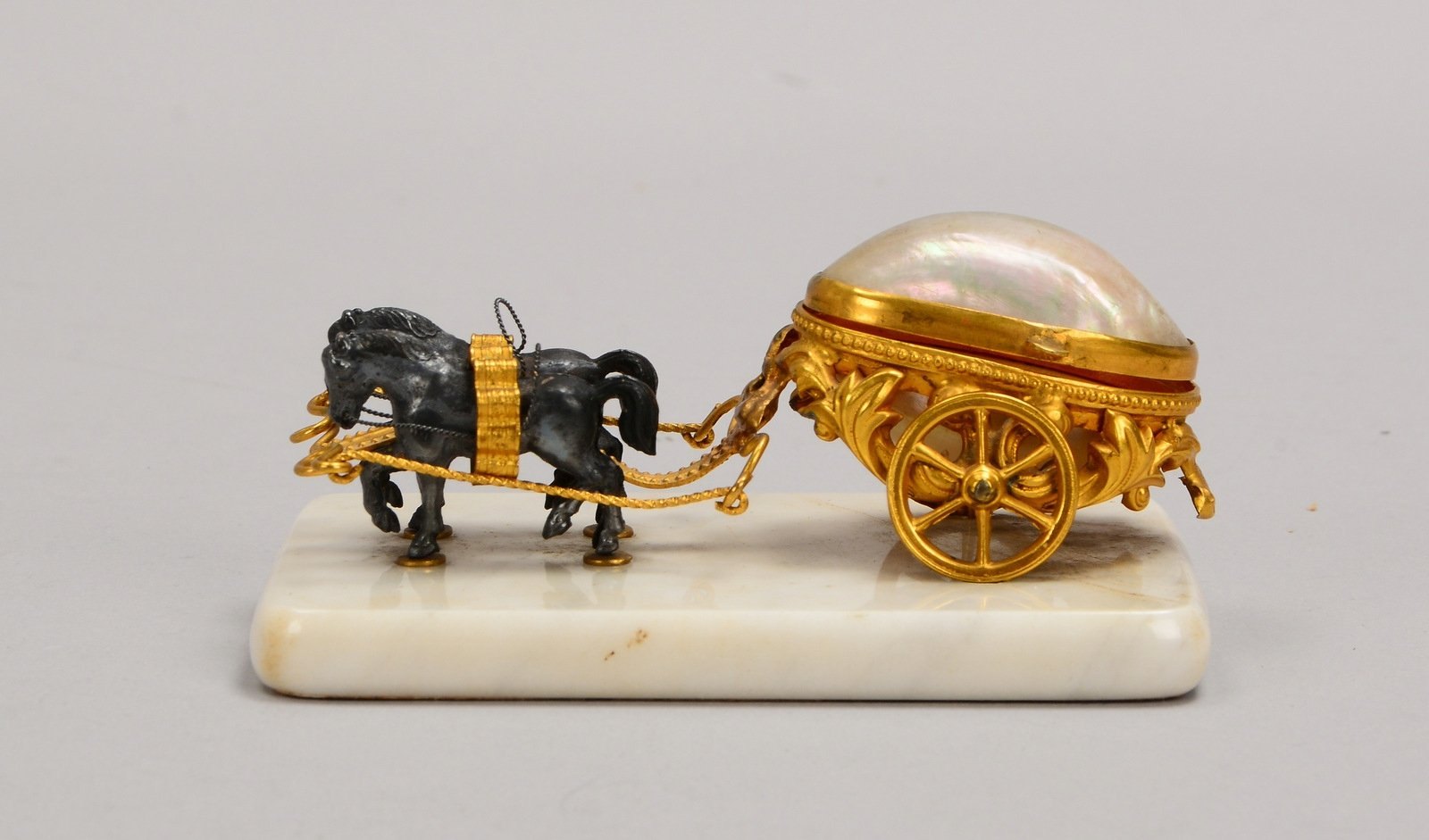 Palais Royal,, figürl. Schatulle, Messing/vergoldet, aufklappb. Perlmutt-Deckel