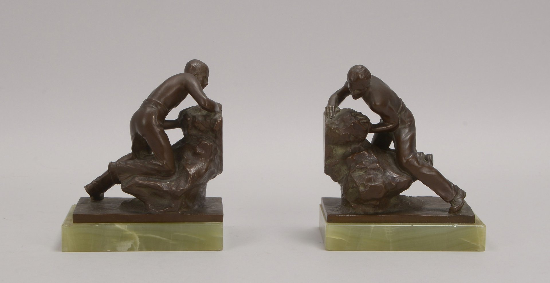 Zach, Bruno, Paar Bronzeskulpturen - als Buchstützen, jeweils auf Onyx-Sockel; Höhe 15 cm