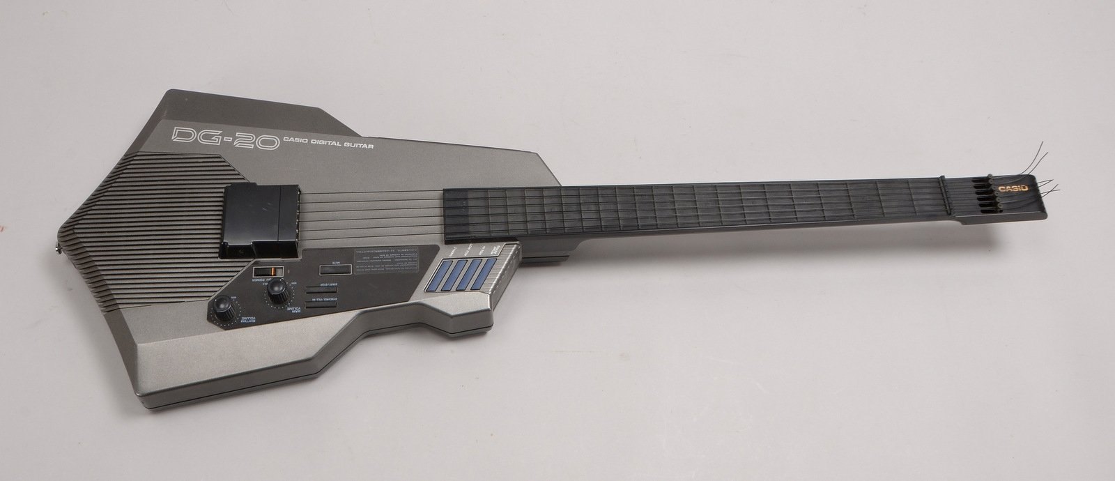 Digital-Gitarre (ca. 1980), Casio 'DG 20' - Funktion nicht geprüft; Länge 99 cm - mit Tasche