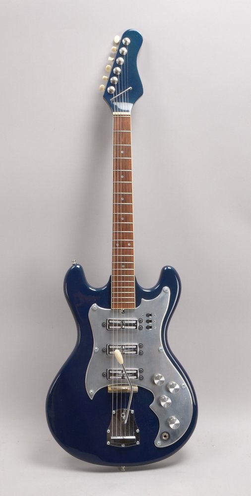 E-Gitarre (keine Herst.-Angabe) - guter Zust.; Länge 104 cm - im Holzkoffer, mit Gurt