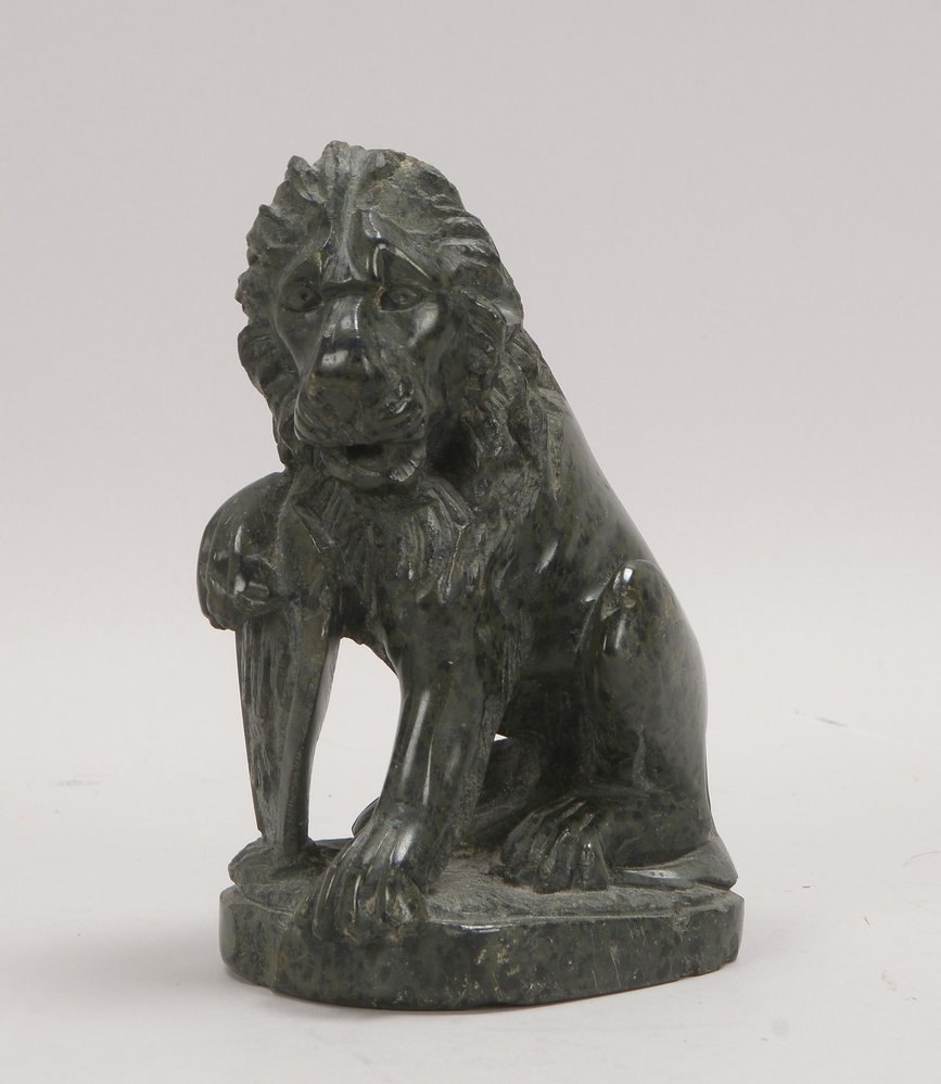 Kleine Granitskulptur, 'Löwe mit Wappen', unsigniert; Höhe 19,5 cm (kl. Fehlstellen)