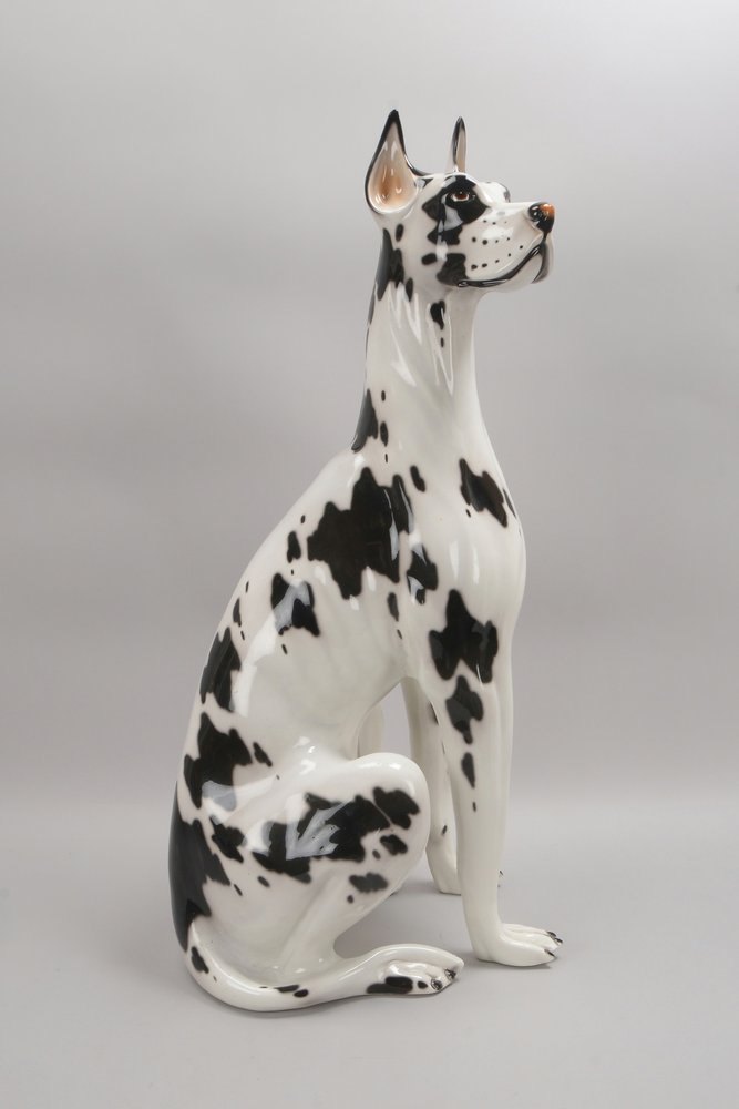Große Keramikfigur, 'Sitzende Dogge', mit polychromer Glasur; Höhe 95 cm