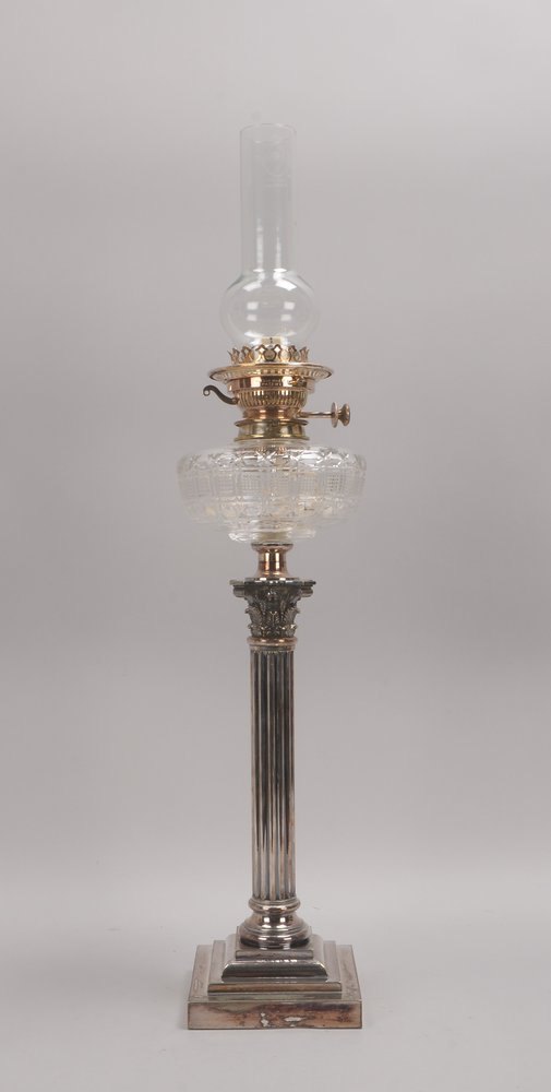 Petroleum-Tischlampe (im Empire-Stil), Kristall-Korpus auf versilbertem Fuß; Höhe 78 cm