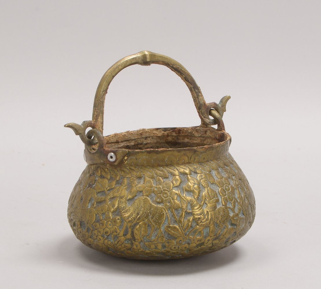 Henkelgefäß (Persien), Messing-Korpus mit figürl. Darstellungen (Tier- und Reiterfiguren)