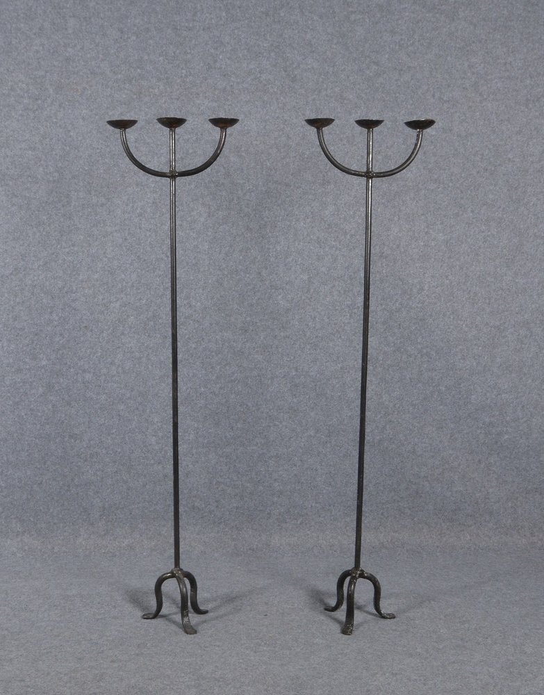 Paar Stand-Kerzenleuchter, Eisen, jew. 3-fl., mit schlankem Schaft; Höhe ca. 138 cm