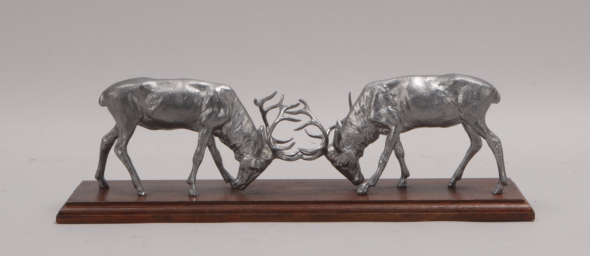 Zinnskulptur, 'Kämpfende Zehnender', Figuren auf Holzplinthe; Gesamthöhe 12 cm