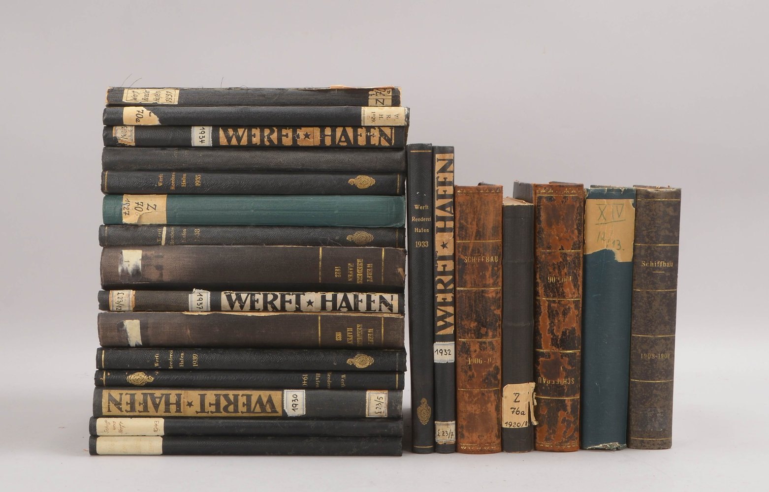 Literaturkonvolut: 17 Bd. 'Werft, Reedererei und Hafen', 5 Bd. Zeitschrift 'Schiffbau', div. Jg.