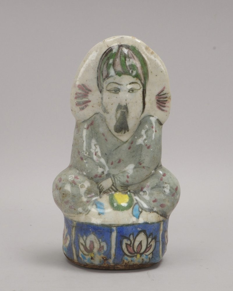 Steingut-Skulptur (Iran/Qajar), 'Sitzender Schah', Figur handbemalt und glasiert; Höhe 24,5 cm