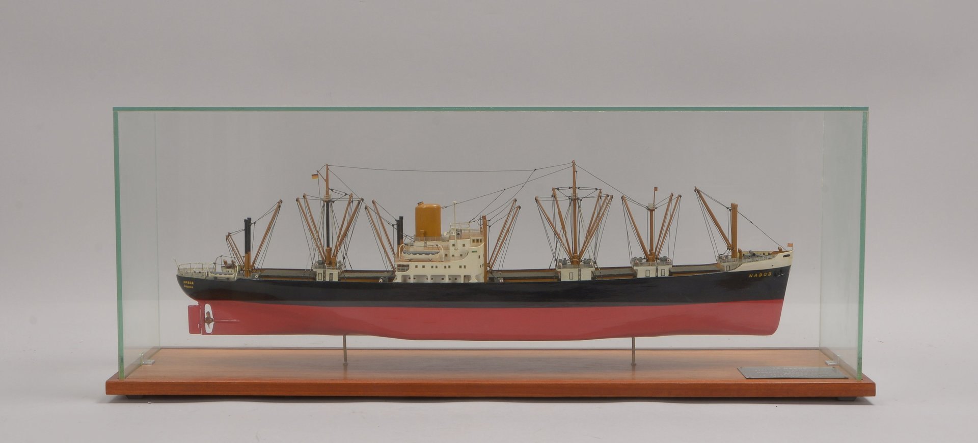 Schiffsmodell der 'TS Nabob' - Schiff des 'NDL' Bremen, '1:250', Modell unter Glassturz