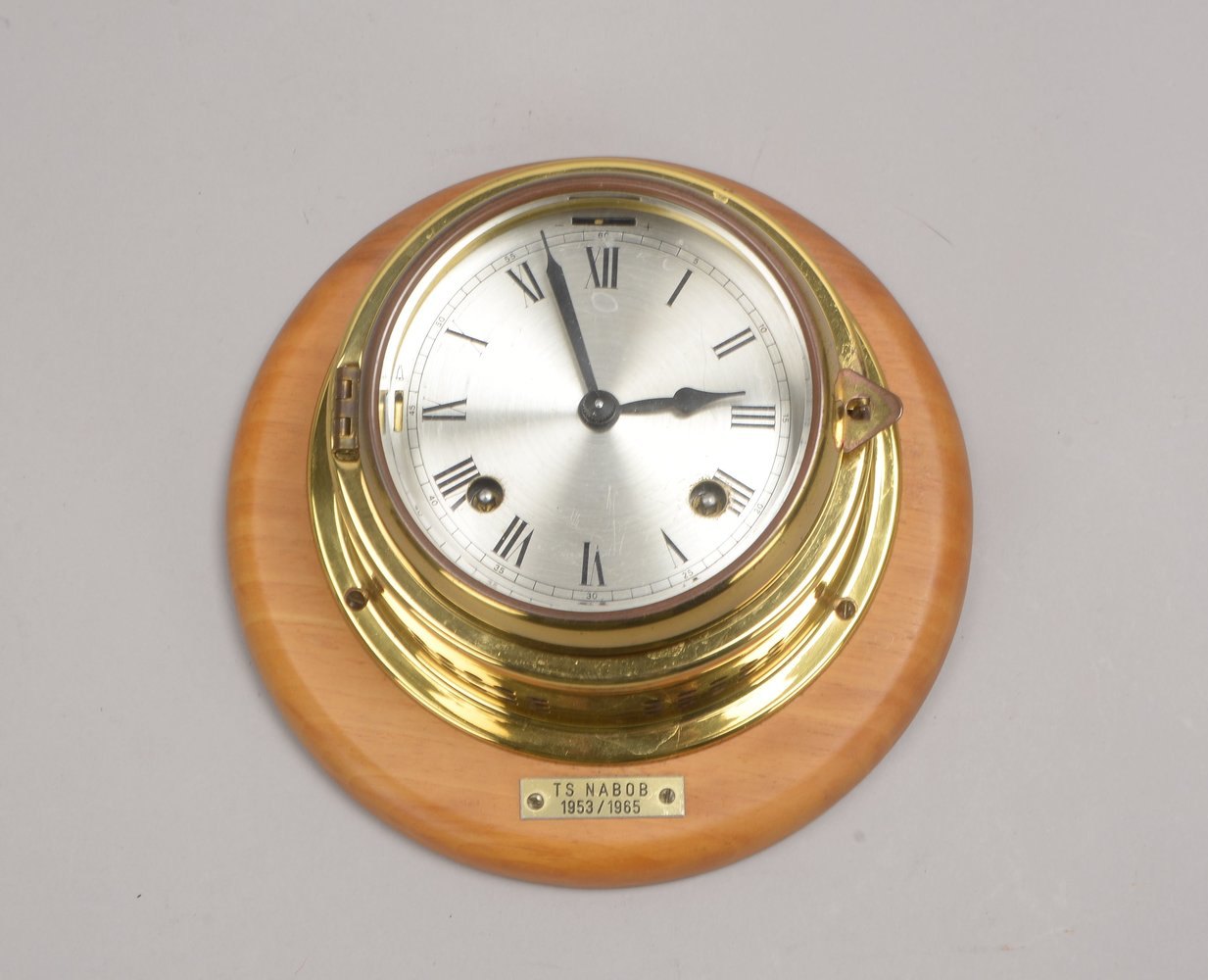 Schiffsuhr, 'TS Nabob, 1953/1965', Messinggehäuse, an Holzplatte, mit Handaufzug