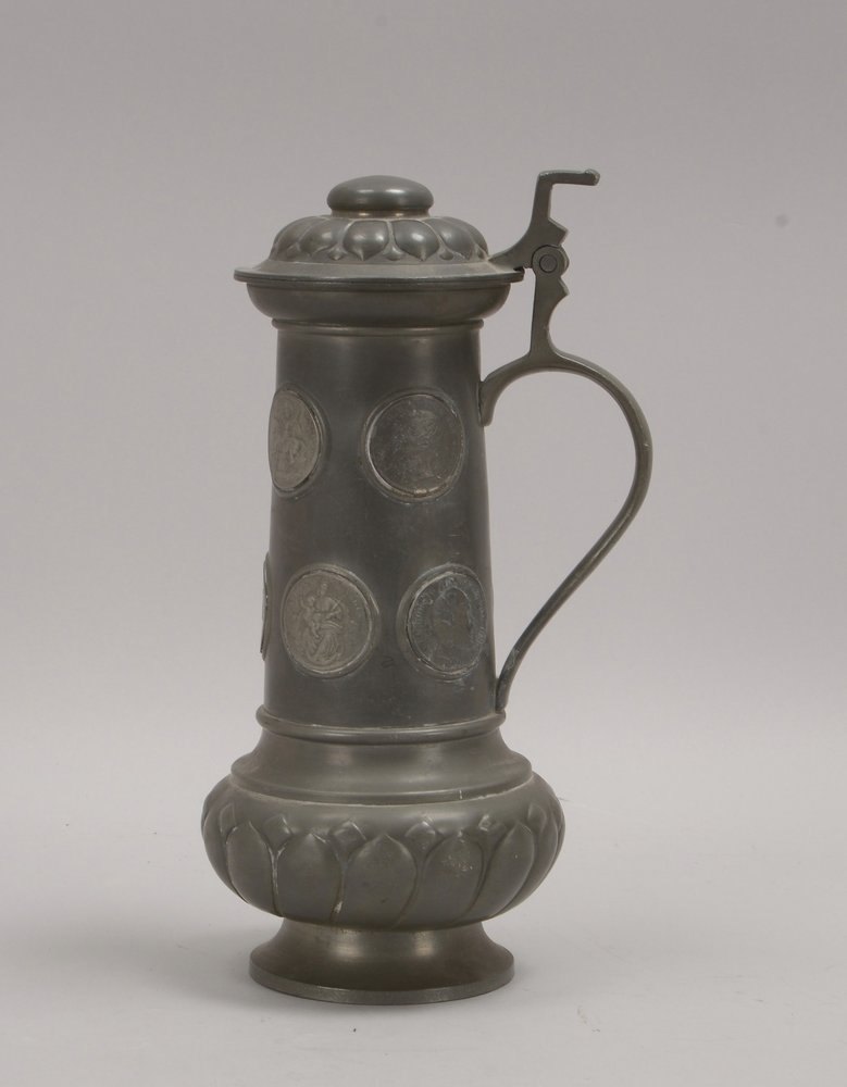 Münzkrug, Zinn, mit 9x Münzapplikationen - div. Ausf. ('Reichsthaler', u.a.)