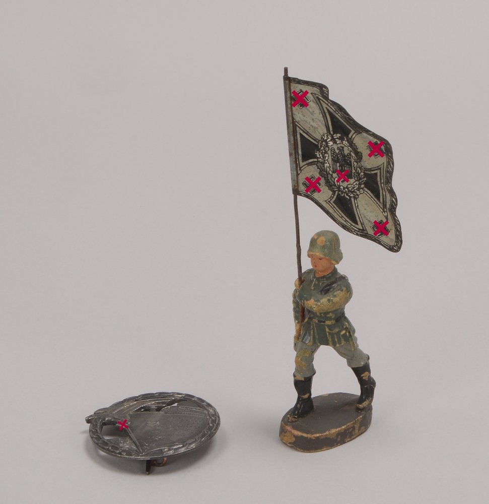 Soldatenfigur mit Blechflagge (Infant.-'Reichsflagge'), und 'Blockadebrecher'-Abz.
