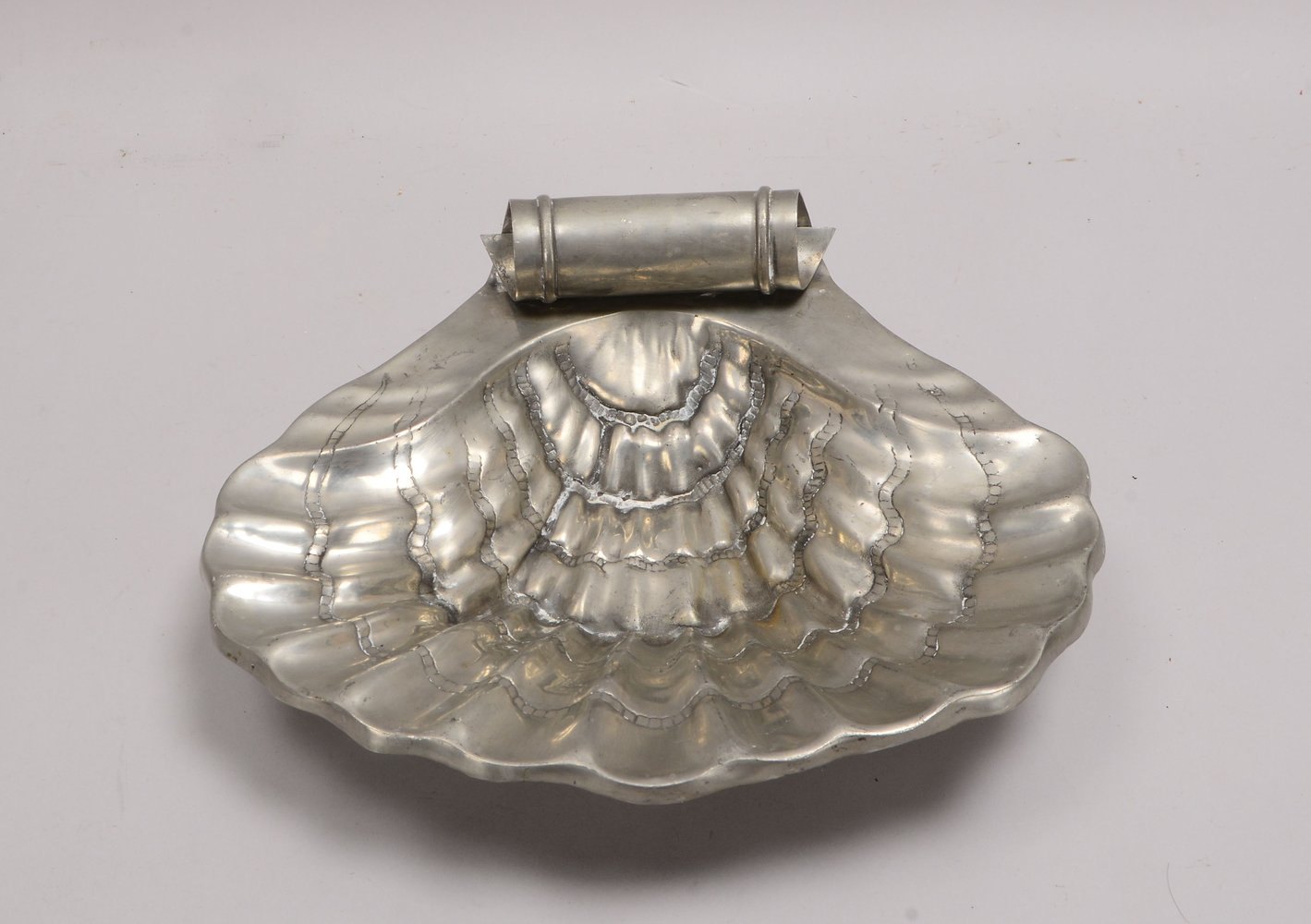 Muschelschale, Zinn, auf 3x figürl. kleinen Füßen, 'Muscheln'; Maße 39 x 29 x 10 cm