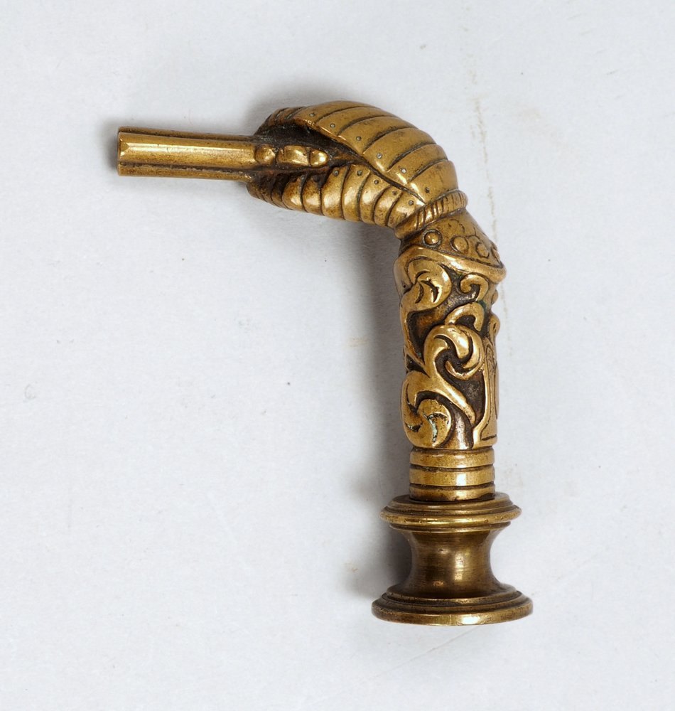 Petschaft, Bronze, figürl. 'Faust mit Revolver', mit Initialen 'G.W.'/invertiert