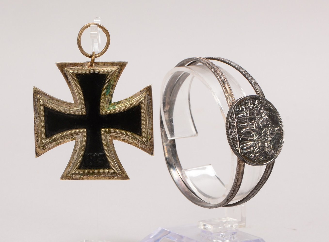 Militaria-Ehrenzeichen, 'Eisernes Kreuz, 1813 - 1939'; und Armreif mit Münze, '1913'