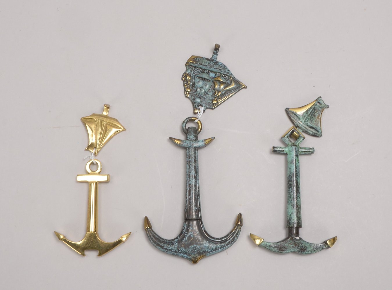 Kl. Korkenzieher-Konvolut, Bronze, jeweils in figürl. Ausf., 'Ankerform', 3 Stück