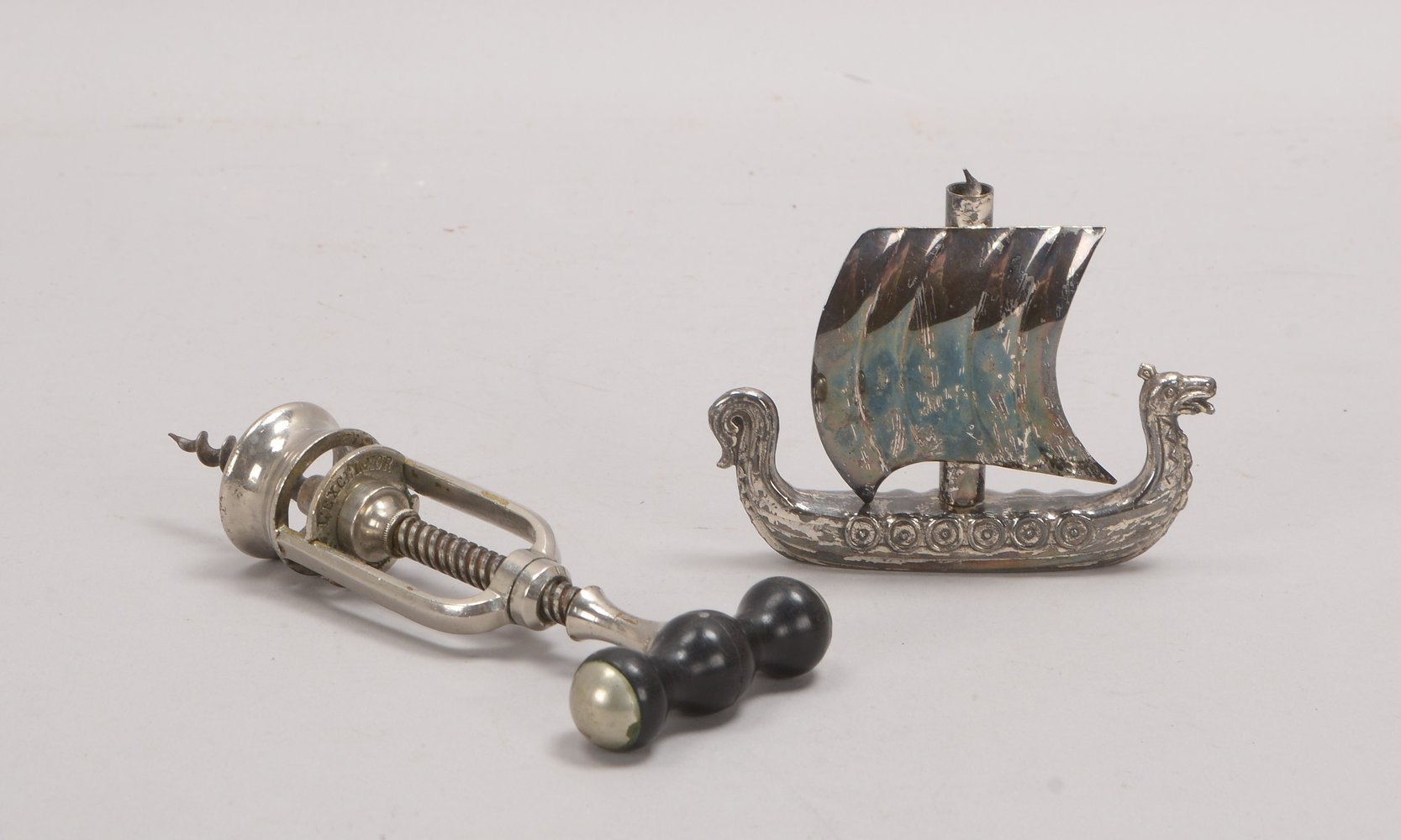 2 Korkenzieher: 'Excelsior', Bronze, Entw. A. Guichard; und 'Drachenboot', Metall