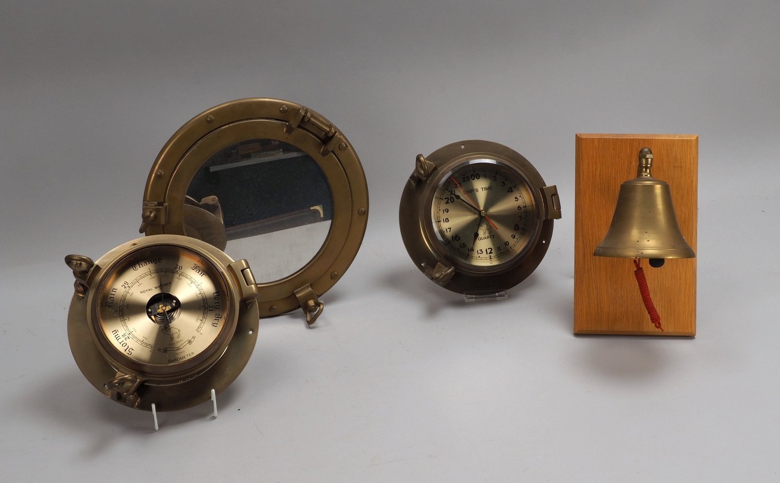 4 maritime Sammler-Obj.: versp. Bullauge, Schiffsglocke, Schiffsuhr, und Barometer