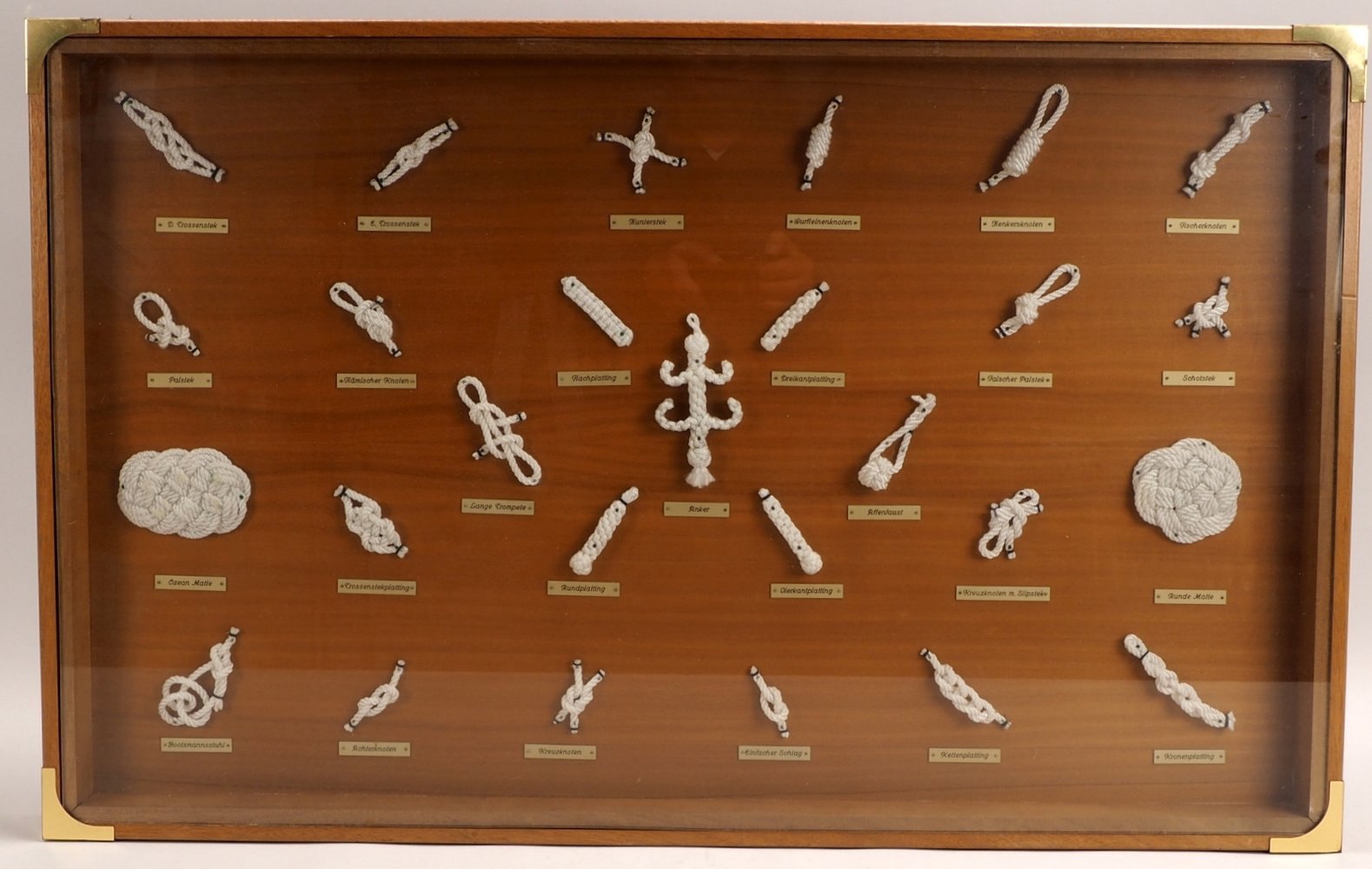 Maritime Knotentafel, 27x Kn., hinter Glas - im Holzkasten; Höhe 57 cm, Breite 89,5 cm