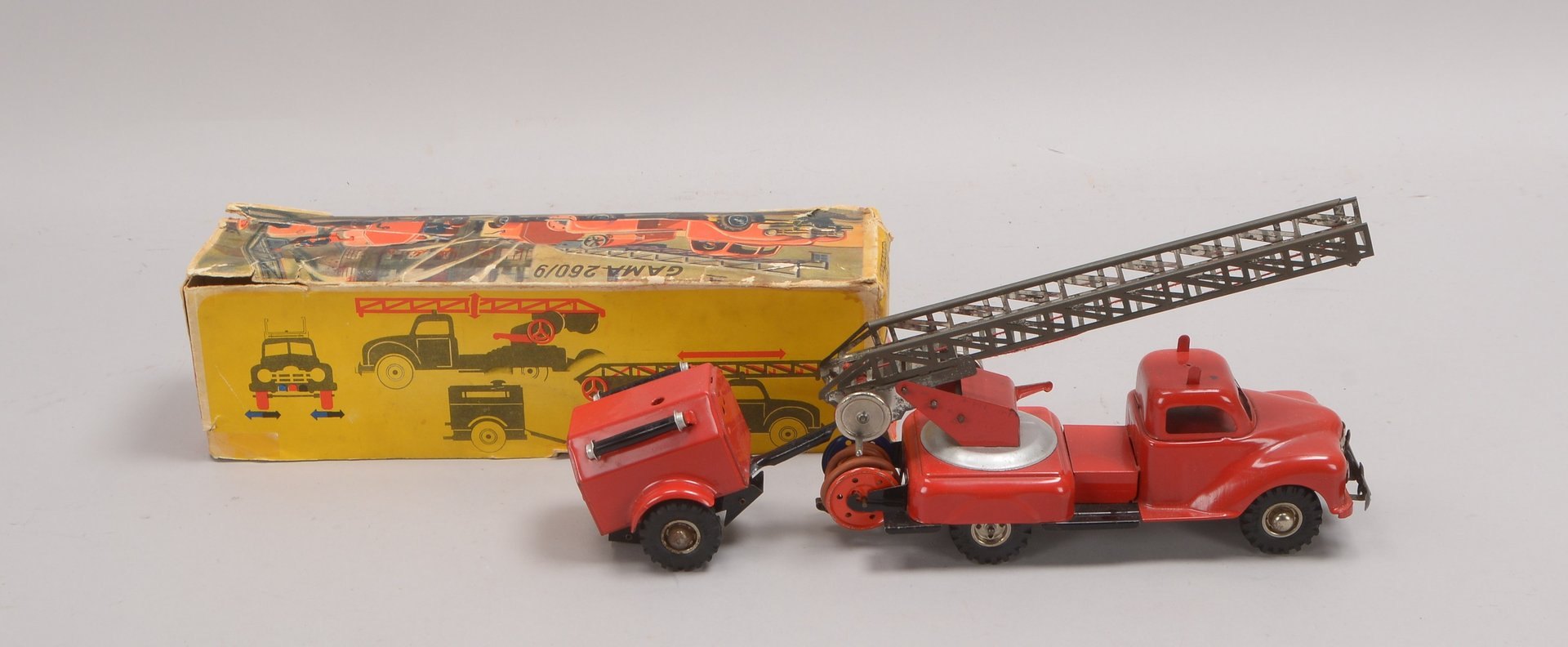 Sammler-Blechspielzeug, Gama, Feuerwehrwagen mit Anhänger, Nr. '260/9'