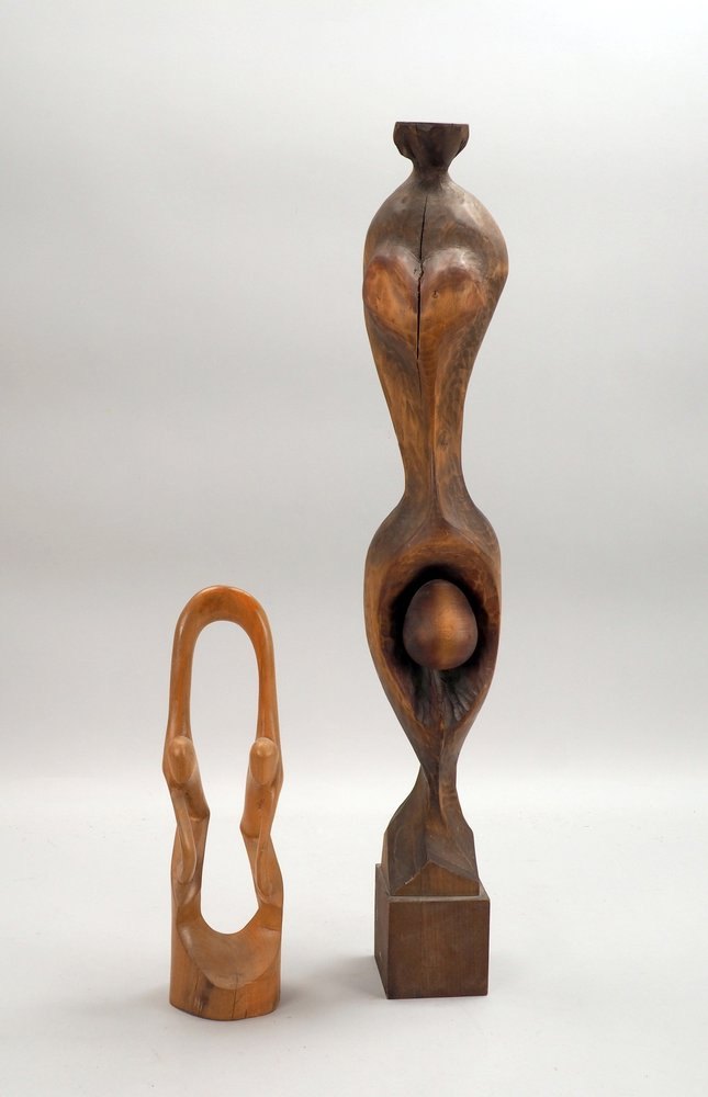 2 Holzskulpturen, versch. mod. Ausf., jew. geschnitzt; 1x Höhe 41 cm, 1x Höhe 83 cm