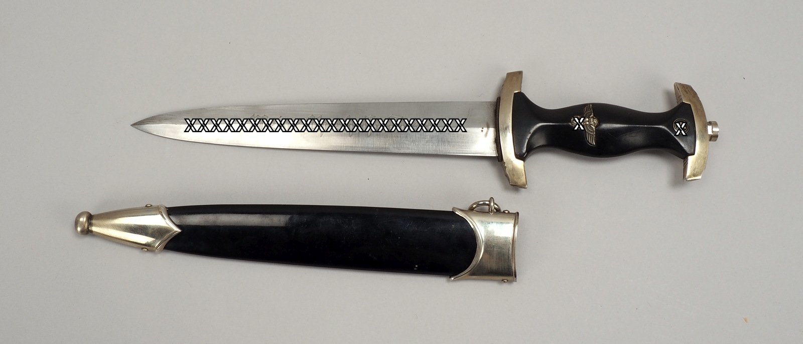 Ehrendolch-Sammlerreplik, hochw. Ausf., Klinge mit Ätzung, in schwarzer Metallscheide