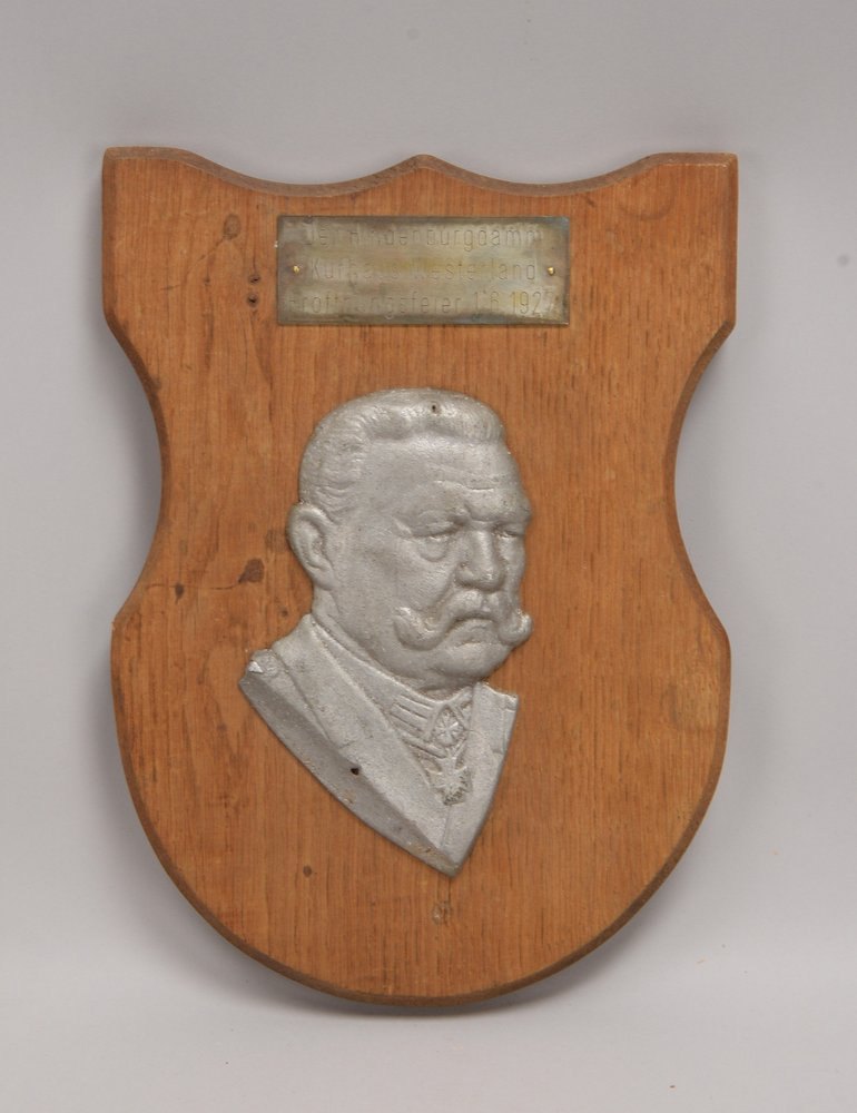 Gedenktafel, relief. Portraitdarstellung 'Hindenburg' auf Wappentafel, mit Inschrift