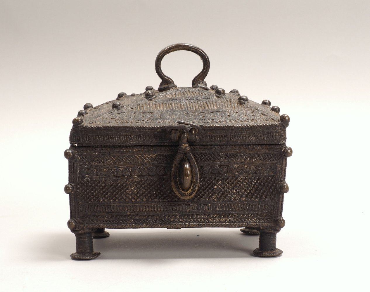 Kleine Bronzetruhe (wohl Nordafrika), antik; Maße 17 x 12 x 18 cm