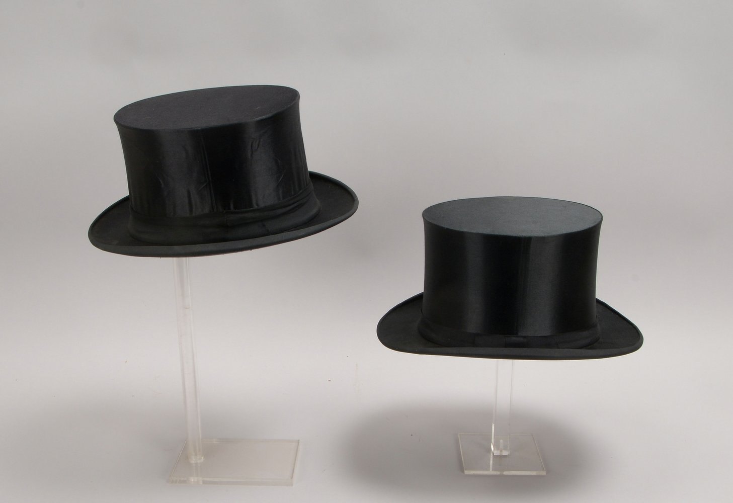 2 Chapeau Claques,: 1x 'Geschw. Rückert/Bottrop i.W.', 1x Hersteller unbekannt - gut erh.