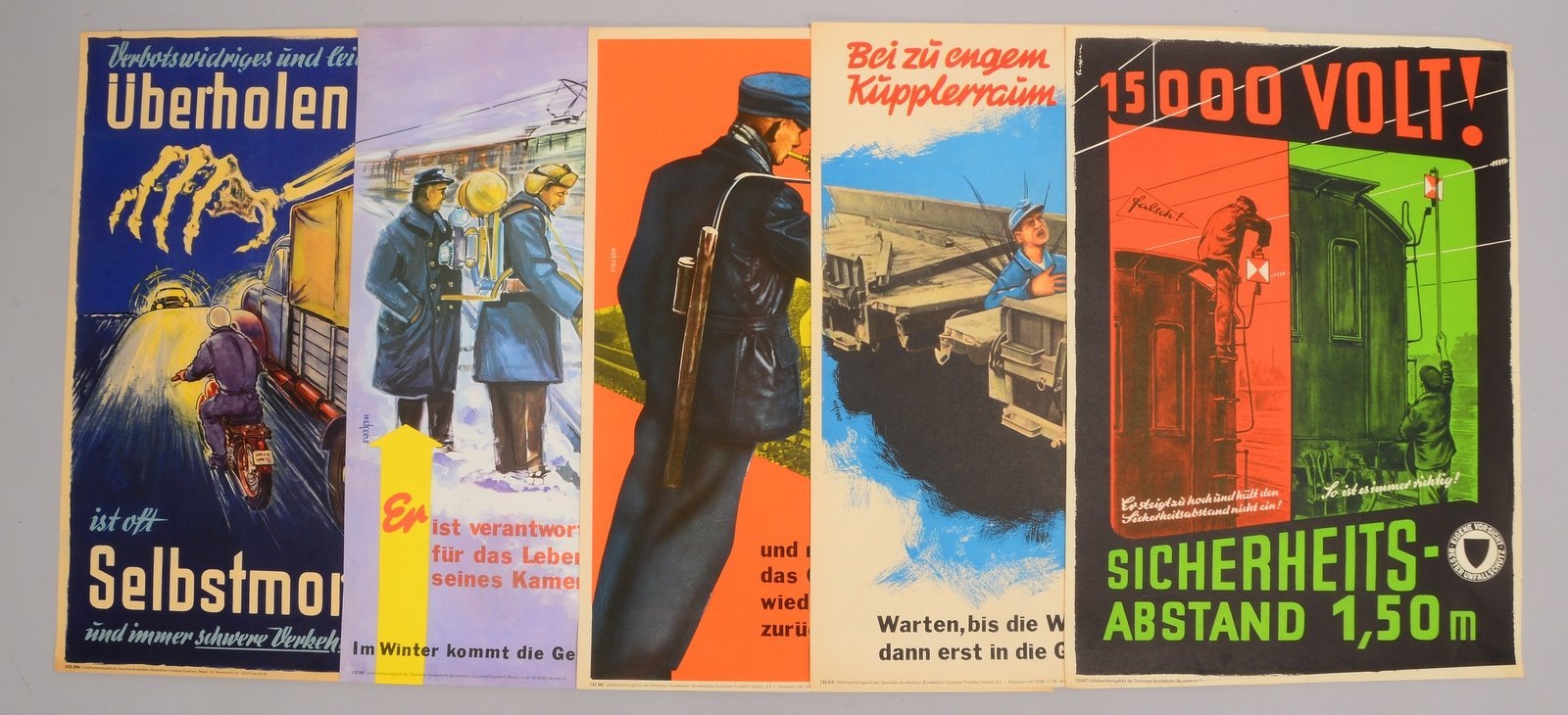 Sammler-Konvolut, 'Unfallverhütungsbilder' der Deutschen Bundesbahn, 5 Blätter/Plakate