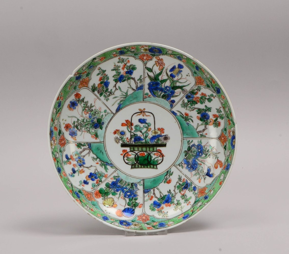 Schale (China), mittig mit Loch, im Boden sign.; Ø 27 cm (mit Fehlstelle)